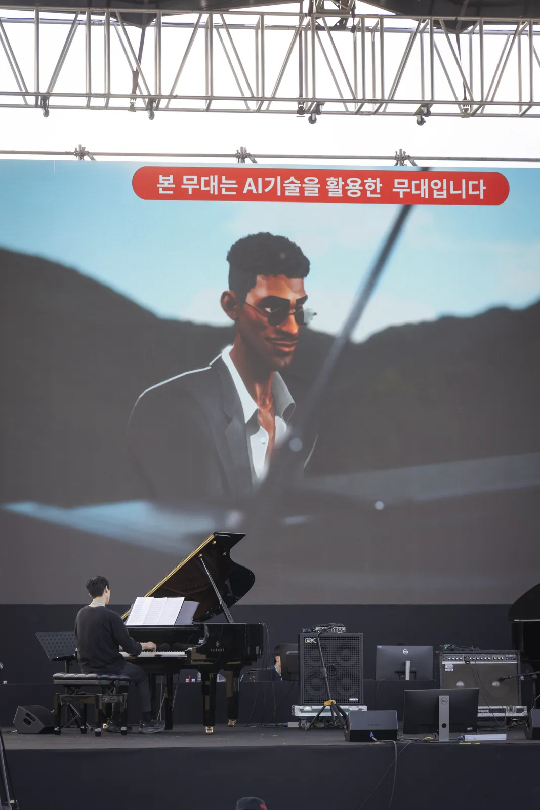 AI pianist Scott on the screen above jazz pianist Daeuk Heo